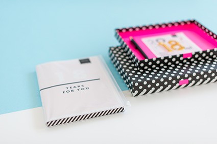 Otwarty notes Zip Cover z różową ramką i kolorowym brzegiem