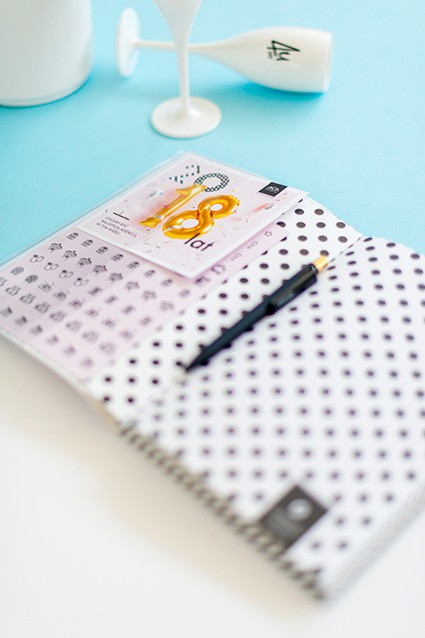 Notes Zip Cover z nadrukowanym brzegiem i czarnym długopisem