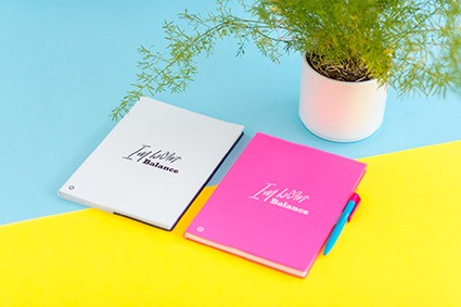 Otwarty notes w oprawie Vario z różową okładką