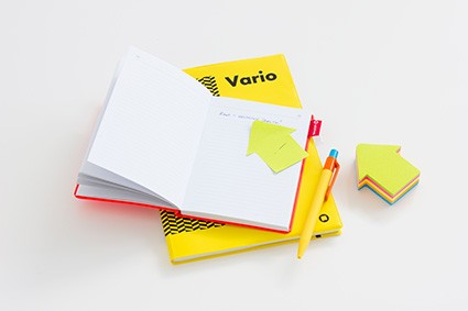 Otwarty notes Vario z żółtymi karteczkami